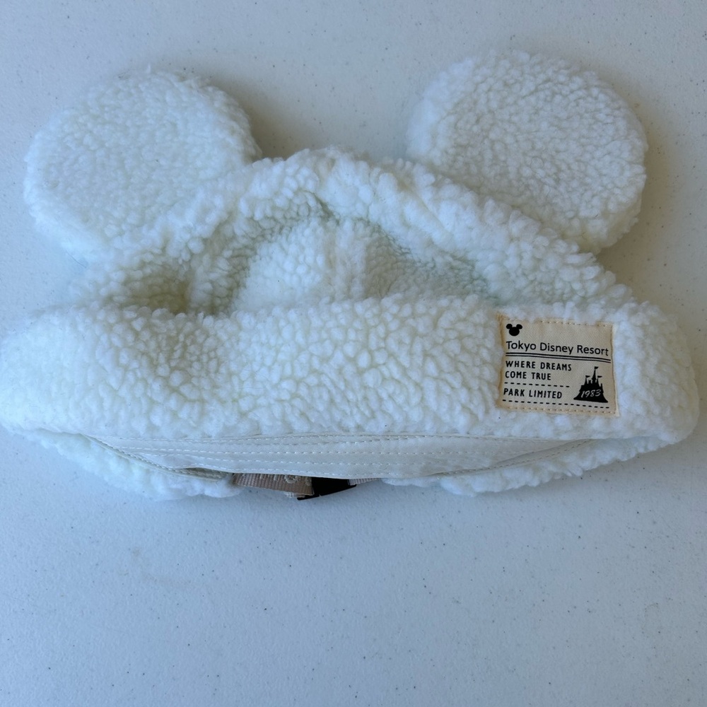 Tokyo disney white fluffy eats hat